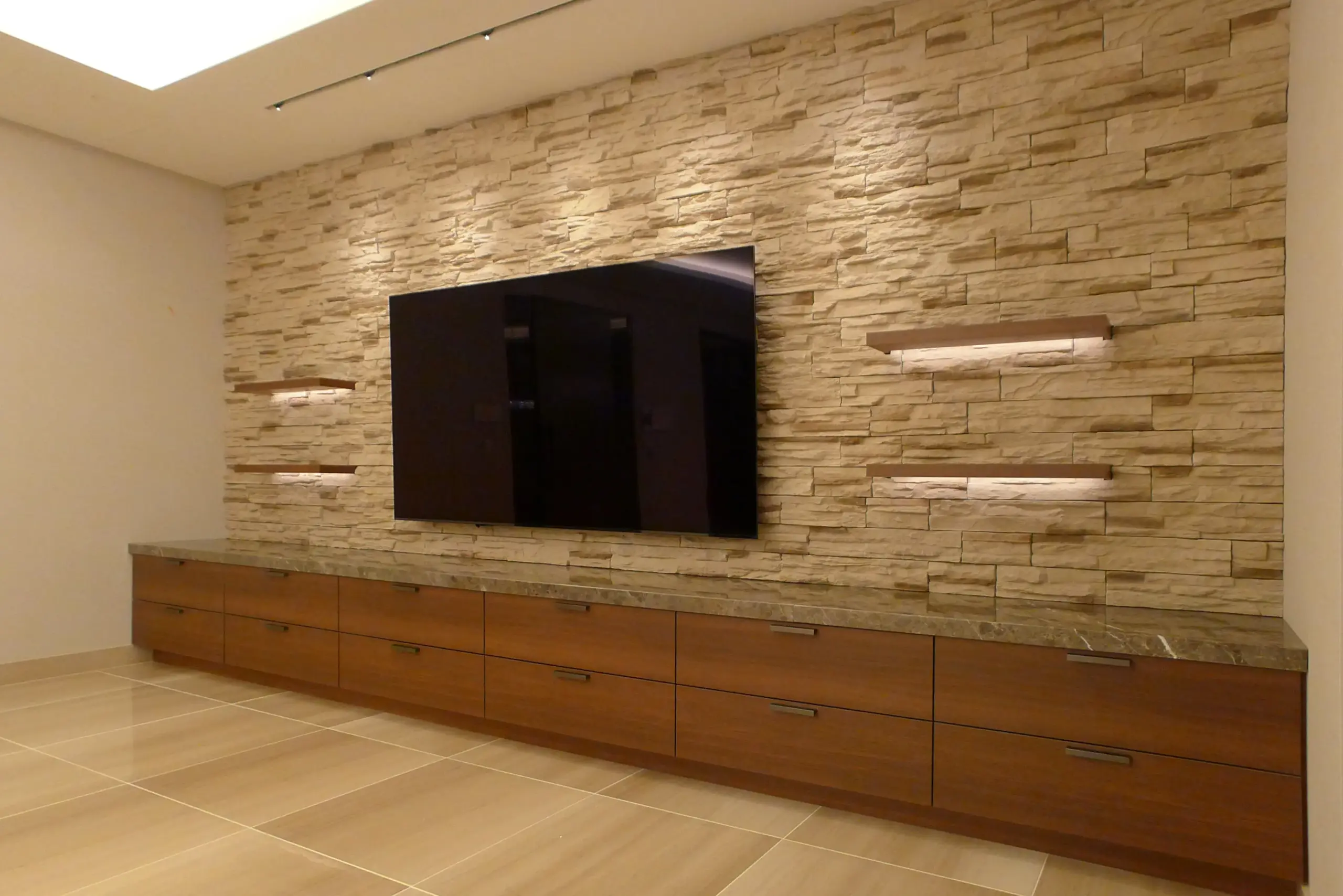 オーダーメイドの壁掛けテレビ