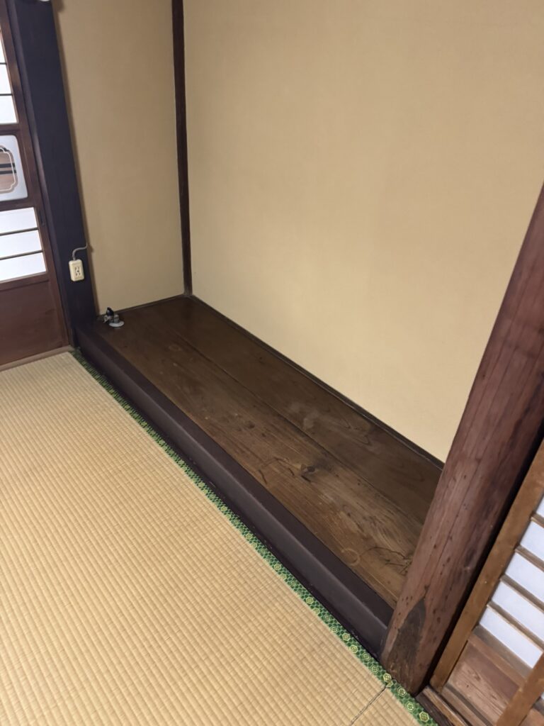 施工前の床の間。経年による色あせや汚れが見られる既存の床板