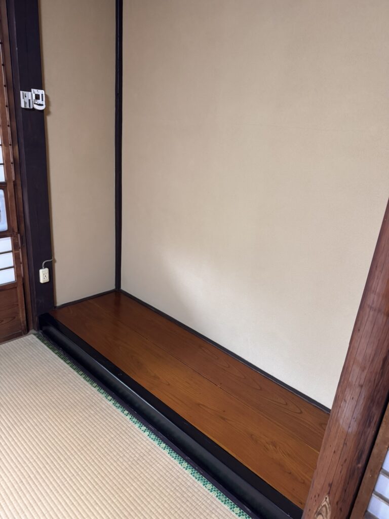 施工後の床の間。木目を活かして塗装し、落ち着いた艶が戻った仕上がり
